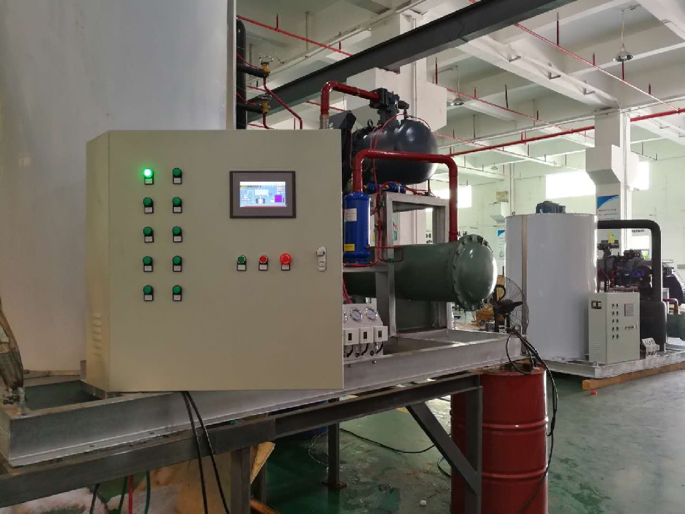 今年極端天氣影響，全球氣溫進(jìn)入蒸烤模式！制冰機訂單太多，很多客戶都希望趕在近期出貨，我司有序組織人員加班加點生產(chǎn)。