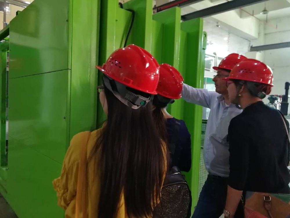 擁有種植、采摘、加工、儲存、配送一站式全產(chǎn)業(yè)鏈的德國大型現(xiàn)代農(nóng)業(yè)企業(yè)領(lǐng)導(dǎo)親臨我司，現(xiàn)場檢測其采購的大型真空預(yù)冷機。