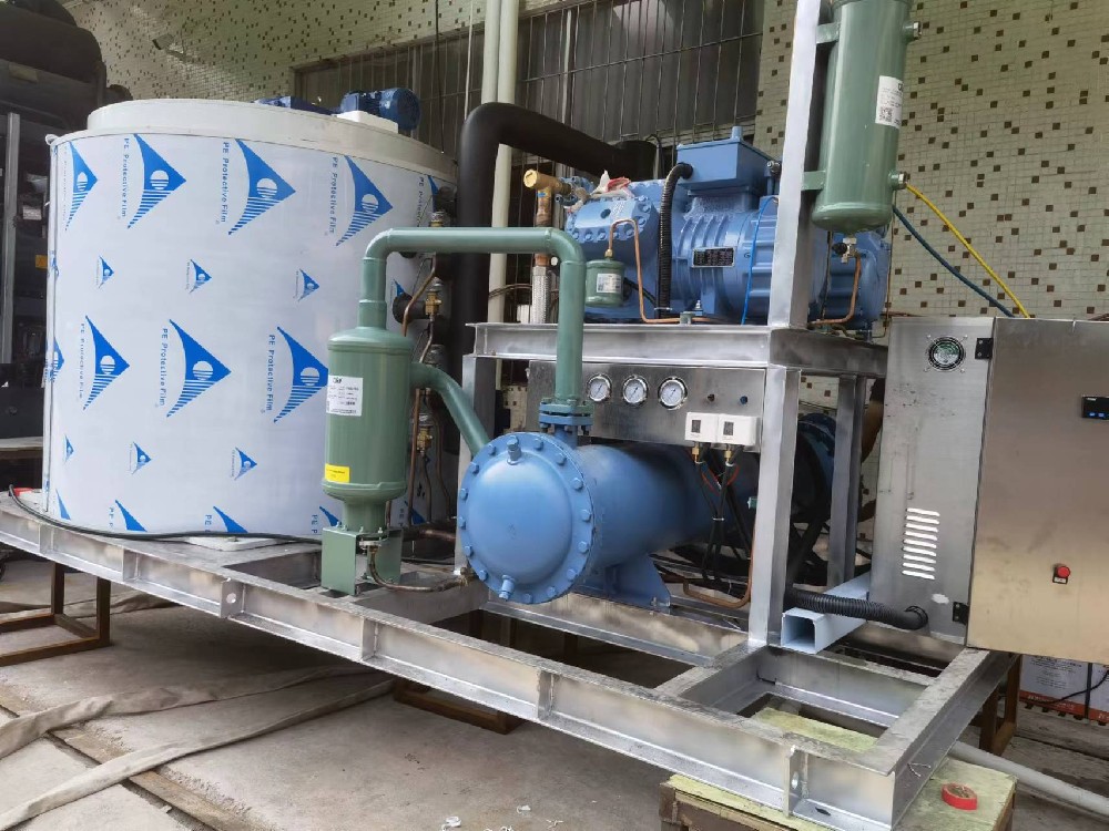 中鐵16局集團(tuán)無錫混凝土項目，兩套日產(chǎn)量15噸片冰機完成調(diào)試交付使用，客戶對我們的新工藝，產(chǎn)量十分滿意！