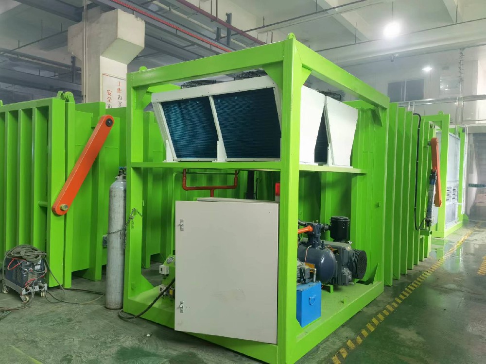 處理量2卡板蒸發(fā)冷定制型，處理量2卡板風(fēng)冷定制型果蔬真空預(yù)冷機(jī)發(fā)往西寧蔬菜基地，兩位蔬菜老板在定我們的設(shè)備之前，也是把廣東這邊做真空預(yù)冷機(jī)的廠家全部考察完了，最后過來我們工廠訂設(shè)備時(shí)只說了一句話：左看右看，還是你們工廠實(shí)力強(qiáng)大，配置高端，工藝先進(jìn)！