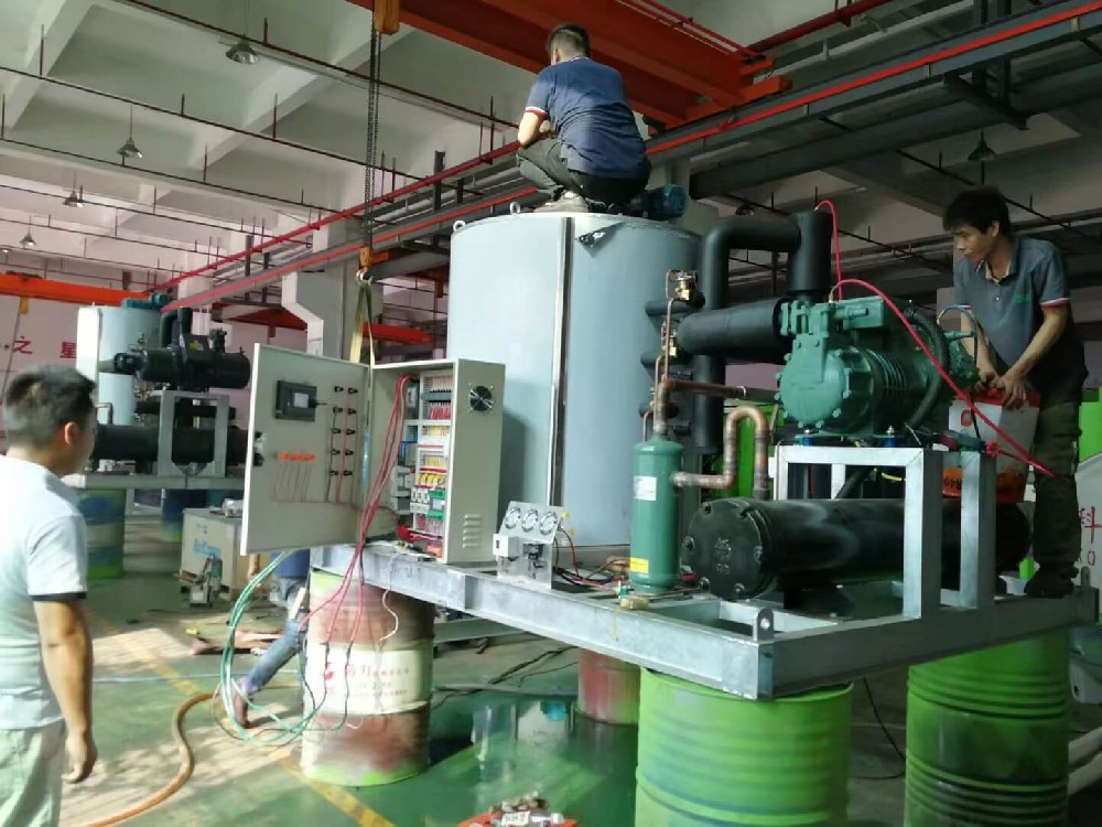 車間大批片冰機(jī)在有序進(jìn)行，擁有私人飛機(jī)的中東土豪量身定制8臺大型片冰機(jī)加班加點(diǎn)鑄造中。感謝客戶對我們的信任與支持！