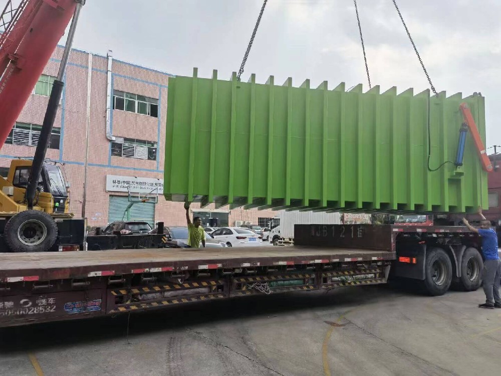 每次處理量6噸12卡板果蔬真空預(yù)冷機(jī)，繼續(xù)發(fā)貨到國內(nèi)上海青最大基地山東曹縣，我們的高端真空預(yù)冷機(jī)在那里的市場占有率高達(dá)90%以上！我們的設(shè)備節(jié)能省電，擁有核心技術(shù)的三級降溫系統(tǒng)，降溫快速時(shí)間短，葉菜夾層水分處理甘爽，貨架期長不易腐爛。