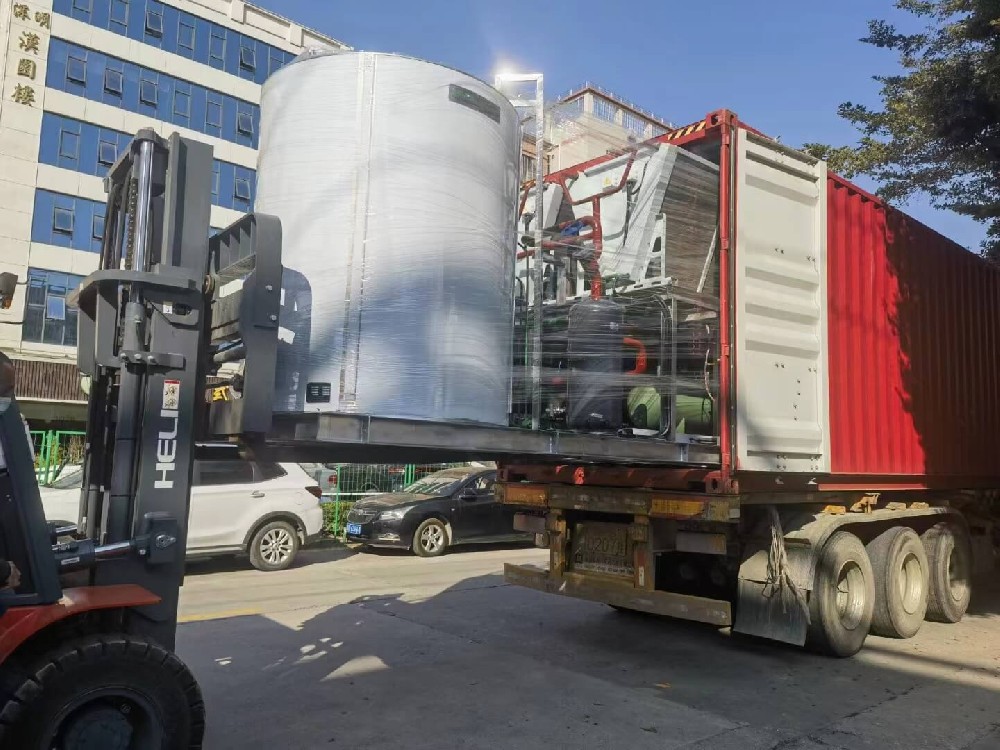 中東土豪量身定制日產(chǎn)量30噸風(fēng)冷系統(tǒng)制冰機(jī)，專柜出貨，那么多國外客戶搶購我們的制冷產(chǎn)品，高端配置一覽無余，大家說好才是真的好！