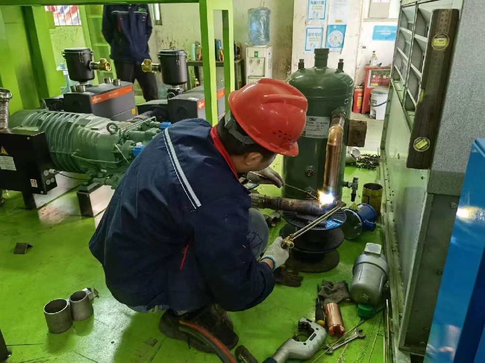 各位做蔬菜的老板，今天帶你們來看看我們車間的果蔬真空預(yù)冷機(jī)生產(chǎn)有多忙，訂單有多少，很多客戶都在想先緩緩嘛，反正現(xiàn)在時(shí)間還早，得4月份以后用呢，過了年再訂吧是，多數(shù)客戶都是4月份后用上，這沒錯(cuò)，問題是大家都這樣想，都擠在一個(gè)賽道，就造成了每年都是過了年后忙得焦頭爛額沒訂的忙著談合同，簽了合同的忙著排單，付了款的急著生產(chǎn)，催著發(fā)貨所以我們本著趕早不趕晚的精神，提前下單，早點(diǎn)生產(chǎn)總是沒錯(cuò)的您說呢！