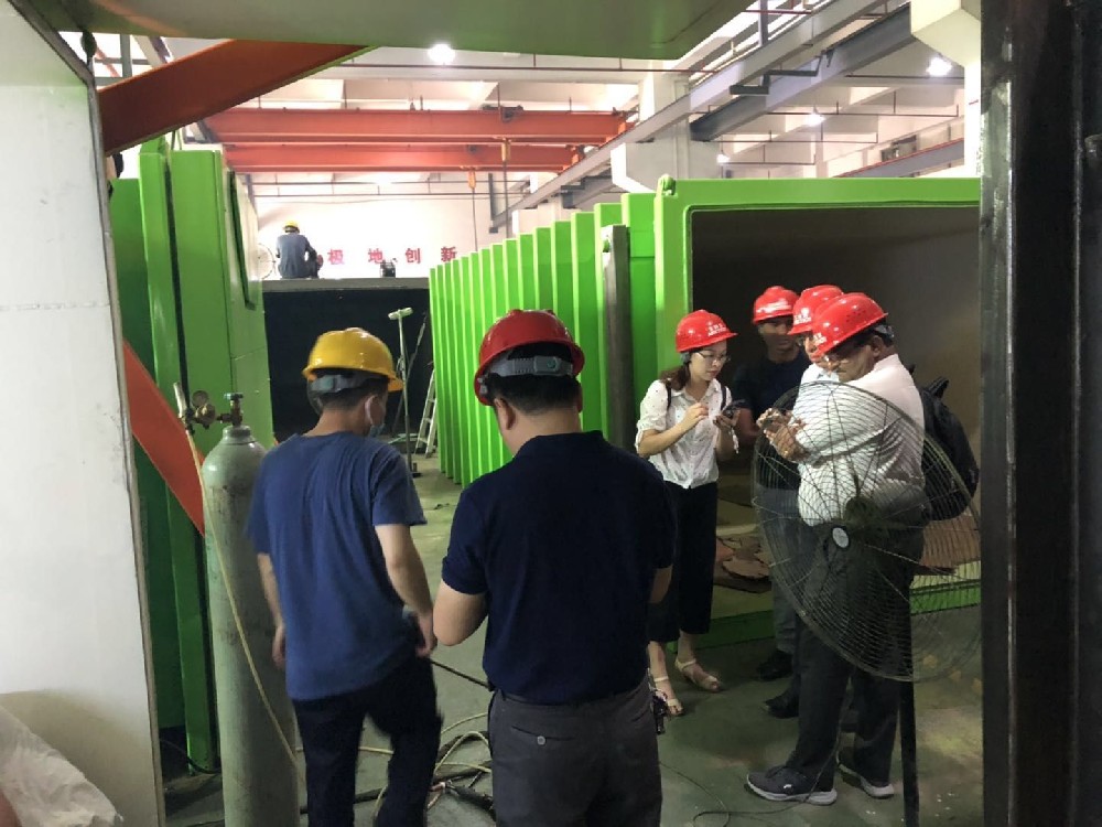 深圳愛斯奧高端果蔬真空預(yù)冷機(jī)，我們的真空預(yù)冷機(jī)在甘肅、山東、云南、廣東、湖北、廣西、四川、河北、福建等大型蔬菜種植基地廣泛使用。并成功進(jìn)入澳洲、歐洲、新西蘭、美國(guó)、墨西哥、加拿大等現(xiàn)代農(nóng)業(yè)發(fā)達(dá)的歐美國(guó)家。