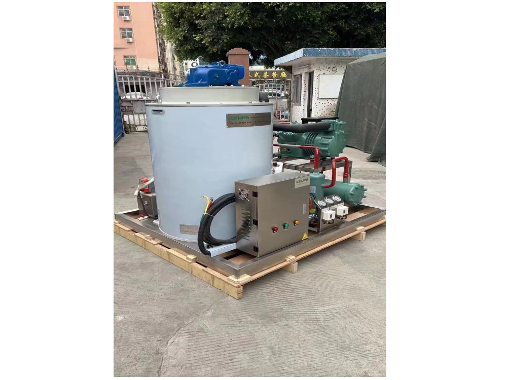 日產(chǎn)量六噸片冰機(jī)，厄瓜多爾客戶量身定制比澤爾機(jī)頭，全不銹鋼結(jié)構(gòu)，高端工藝，非標(biāo)電壓，水冷系統(tǒng)，即將裝柜上船！