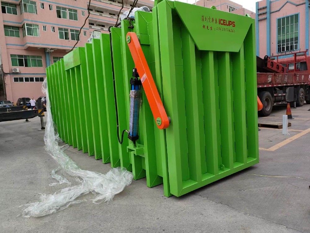 今天，又一臺(tái)處理量三噸的果蔬真空預(yù)冷機(jī)，出口到南美厄瓜多爾，量身定制比澤爾機(jī)頭、普旭真空泵、節(jié)能捕水新技術(shù)，真空系統(tǒng)、真空箱體裝滿40尺開頂柜集裝箱。