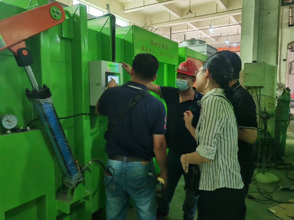 菲律賓客戶來(lái)我們現(xiàn)場(chǎng)考察，親自操作處理量1噸（2托盤）設(shè)備，將需要預(yù)冷的蘑菇設(shè)定到3度，10幾分鐘就將近30度的蘑菇溫度降到3度，客戶對(duì)我們的真空技術(shù)和節(jié)能技術(shù)非常滿意。