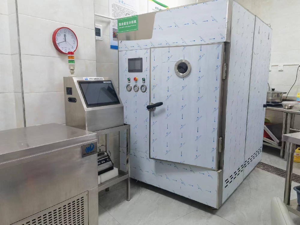 梅州扣肉預(yù)制菜項(xiàng)目，每次處理60公斤的熟食快速冷卻機(jī)安裝調(diào)試完成，該設(shè)備是客戶根據(jù)自己的實(shí)際用量量身定制迷你型，食品級(jí)不繡鋼，耗材厚實(shí)擋不住高大上氣息。