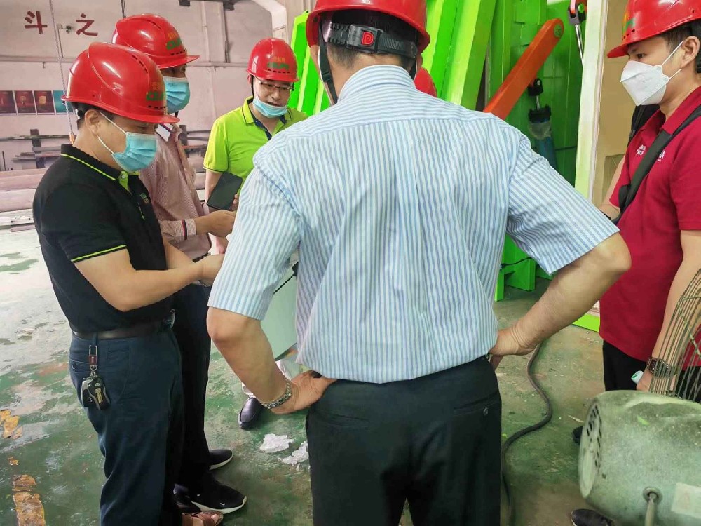 馬來(lái)西亞客戶來(lái)我司現(xiàn)場(chǎng)考察熟食快速冷卻機(jī)，對(duì)我們的核心技術(shù)三級(jí)蒸汽噴射系統(tǒng)贊不絕口！100度的高溫食品僅需幾分鐘就降到常溫，溫度達(dá)到后的食品顏色、口感、營(yíng)養(yǎng)成分沒(méi)有任何的改變，十分滿意，現(xiàn)場(chǎng)下達(dá)2套處理量200公斤的采購(gòu)訂單，感謝客戶對(duì)ICEUPS品牌的支持與厚愛(ài)！