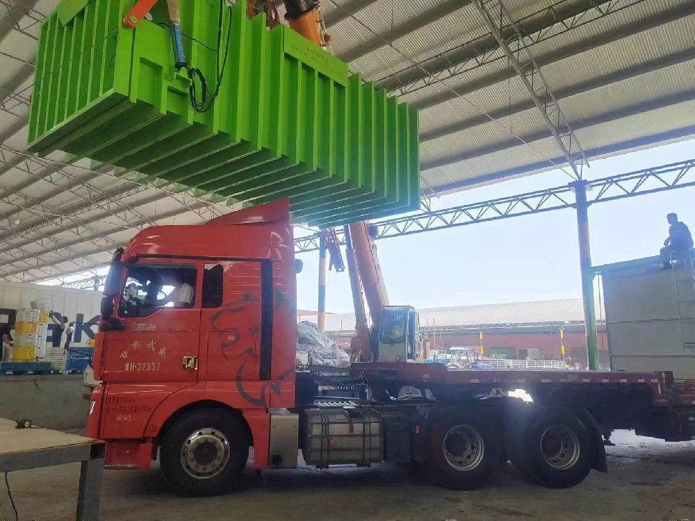 云南娃娃菜基地再添深圳愛斯奧高端真空預(yù)冷機，擁有核心技術(shù)的三級降溫系統(tǒng)處理量12卡板雙槽真空預(yù)冷機在客戶現(xiàn)場調(diào)試完成，抽過真空后的娃娃菜夾層中間的水份基本蒸發(fā)完成，效果非常好！