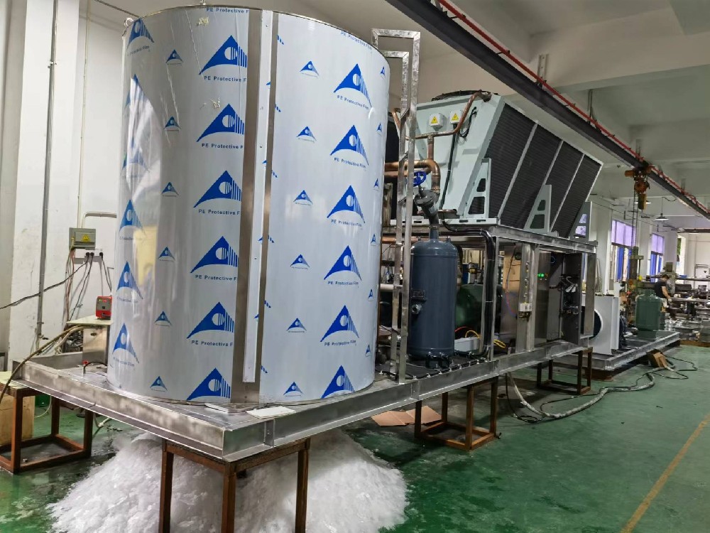 訂單太多，假期回來了又是天天加班加點的忙碌，制冰機、果蔬真空預(yù)冷機、熟食快速冷卻機加工車間一片繁忙。