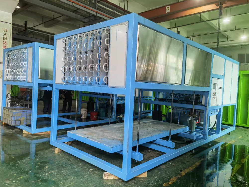 墨西哥客戶量身定制，蒸發(fā)冷一套日產(chǎn)冰量五噸，一套日產(chǎn)冰量十噸直冷冰磚機(jī)今天裝柜，感謝客戶對愛斯奧設(shè)備的支持與厚愛！