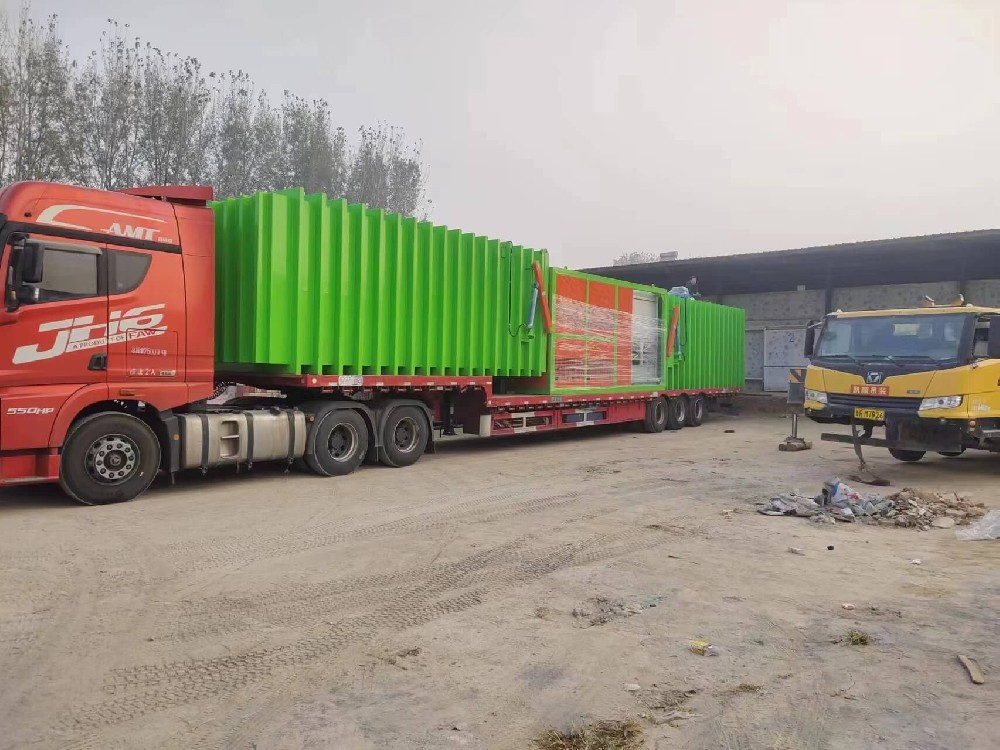 處理量4噸雙槽，8卡板果蔬真空預(yù)冷機(jī)發(fā)往云南蔬菜基地，云南是國內(nèi)最早使用真空預(yù)冷機(jī)的地區(qū)，也是價(jià)格相對比較低的市場，由于早期的真空預(yù)冷機(jī)技術(shù)含量低，配置低端，效果差，效率低，使用成本高，越來越多的客戶開始選用我們高端真空預(yù)冷機(jī)。