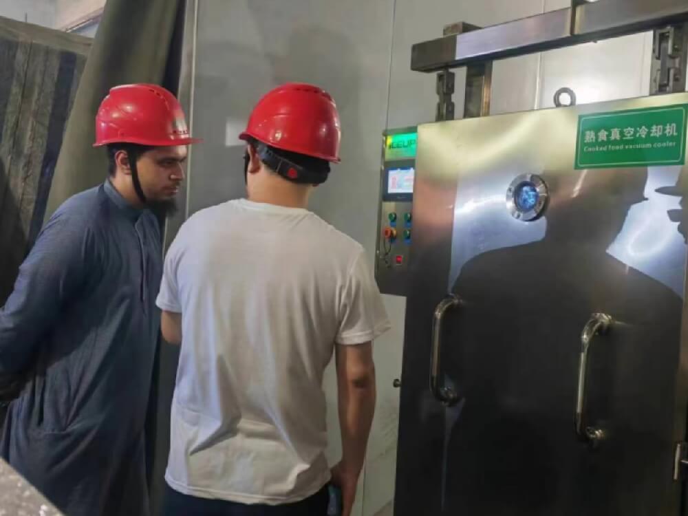 南亞客戶實(shí)地考察我司熟食真空冷卻機(jī)工廠，并親自操作設(shè)備，50度以上高溫食品降到常溫15度僅需幾分鐘內(nèi)完成，客戶對(duì)我們真空快速冷卻機(jī)效率非常滿意，現(xiàn)場(chǎng)隨即訂購(gòu)一套處理量200公斤的設(shè)備。感謝客戶對(duì)“愛斯奧”高端品牌的支持與厚愛！
