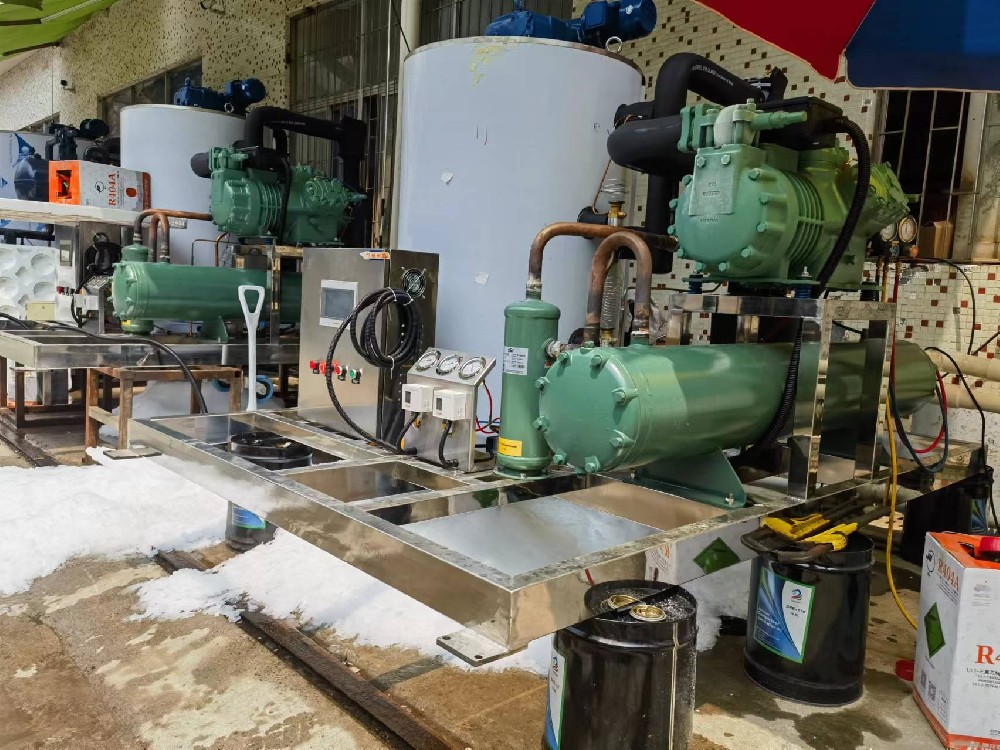 中東客戶定制型2套產(chǎn)冰量5噸片冰機(jī)，調(diào)試完成，中東地處高溫地帶，常年氣溫保持在40度以上，對(duì)設(shè)備的要求也極為嚴(yán)格。我司根據(jù)當(dāng)?shù)貧夂蚪Y(jié)合自身的技術(shù)優(yōu)勢(shì)，研制出完全適合中東高溫氣候下，常年不間斷運(yùn)行無(wú)故障記錄，經(jīng)過10多年的深耕，我們的制冰機(jī)在中東市場(chǎng)已經(jīng)取得了良好的口碑和市場(chǎng)份額。