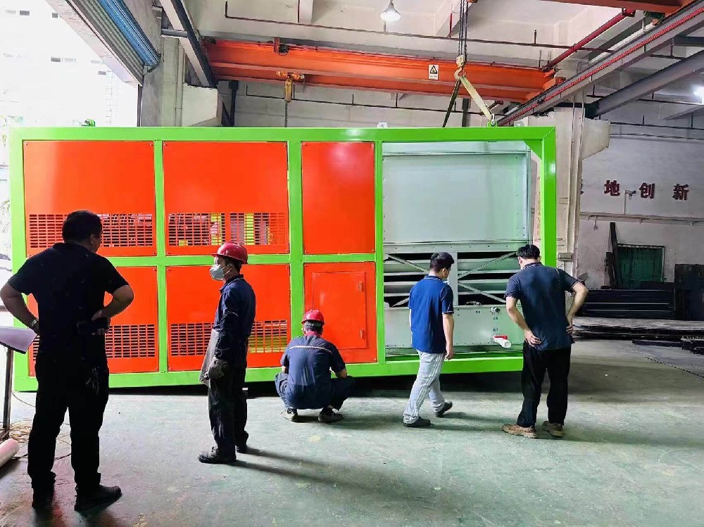 很多客戶都跟我說(shuō)你們價(jià)格比人家要高，不過質(zhì)量確實(shí)比人家好這是良心的評(píng)價(jià)，從實(shí)際出發(fā)，也說(shuō)明這些客戶的眼光非常獨(dú)到；當(dāng)然也有很多客戶因?yàn)橘I了其他廠家的設(shè)備，經(jīng)常出問題，因?yàn)榧夹g(shù)太落后，原廠家沒辦法修復(fù)，后來(lái)又找到我們說(shuō)自己走彎路了，花了冤枉錢，后悔都來(lái)不及了，這世間沒有后悔藥，只有親身經(jīng)歷才會(huì)明白。近期新鮮蔬菜高峰上市，我們的高端真空預(yù)冷機(jī)每天都在頻繁的發(fā)往全國(guó)各大蔬菜基地，市場(chǎng)占有率非常高，這工藝，這配置，這外觀，這技術(shù)……需要了解我們開發(fā)的三級(jí)降溫核心技術(shù)，記得找我們哦。