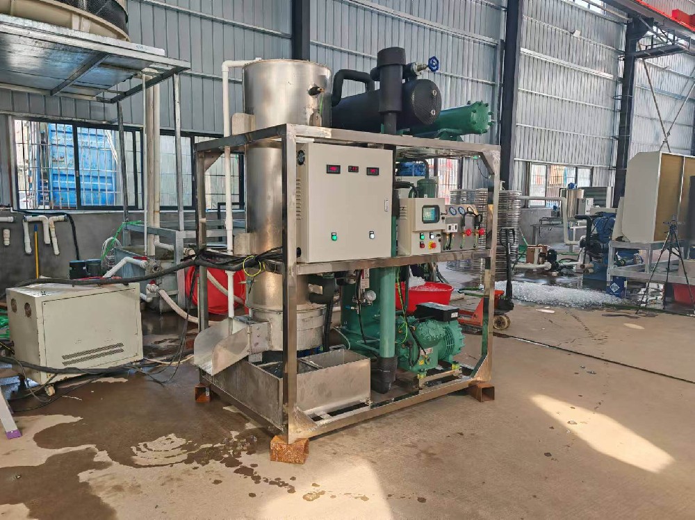 前幾天有個(gè)客戶說(shuō)我見過你們的機(jī)器，外觀確實(shí)不錯(cuò)，價(jià)格比別人貴了。這個(gè)客戶其實(shí)只說(shuō)對(duì)了一半，一個(gè)產(chǎn)品，特別是機(jī)械設(shè)備，如果你的外觀能做得很好，說(shuō)明你的工藝非常先進(jìn)，不然哪來(lái)的這么好的外觀呢，換句話說(shuō)，一臺(tái)外觀難以入眼的設(shè)備，很難想象它的性能和質(zhì)量能有多好。所以說(shuō)，設(shè)備的外觀取決于這個(gè)企業(yè)的先進(jìn)工藝和鑄造水平，而先進(jìn)工藝和鑄造水平又洽洽反應(yīng)了機(jī)器設(shè)備的性能和質(zhì)量。