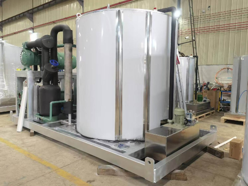 公司片冰機(jī)車間大批量片冰機(jī)在鑄造，近期有近10臺(tái)20噸、30噸大型片冰機(jī)出口全球市場，我司制冰機(jī)在國外市場占有率進(jìn)一步提升，目前擁有眾多上市公司客戶群體，感謝客戶對(duì)“愛斯奧”、“ICEUPS”品牌的信任與支持！