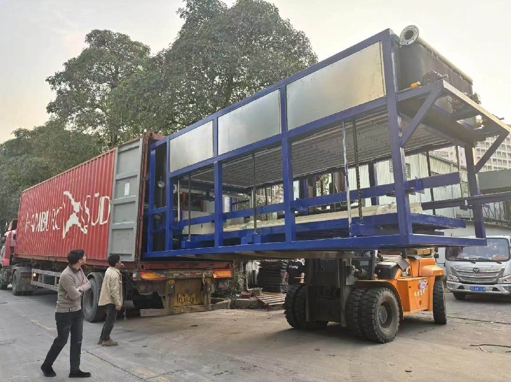 菲律賓客戶量身定制日產(chǎn)量十噸冰磚機(jī)，擁有核心技術(shù)的高效節(jié)能脫冰系統(tǒng)，足產(chǎn)足量，冰塊結(jié)實(shí)厚重！