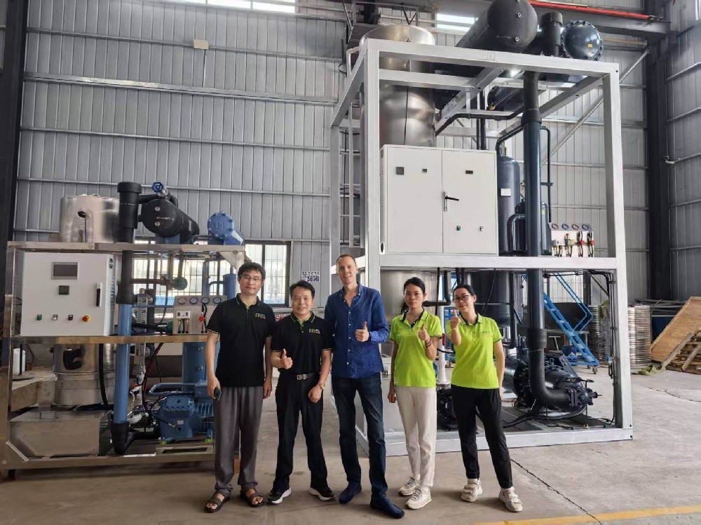 俄羅斯客戶來我司現(xiàn)場考察管冰機(jī)，對我們采用新技術(shù)的管冰系統(tǒng)十分感興趣，比他原來使用的英國管冰機(jī)冰脫效率更高，不管是工藝，還是技術(shù)都超過了他現(xiàn)有管冰機(jī)，當(dāng)即采購2套日產(chǎn)量20噸的管冰機(jī)，感謝俄羅斯客戶對我們的認(rèn)可與支持！