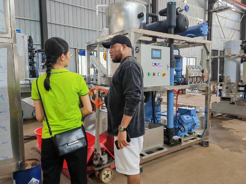 非洲客戶現(xiàn)場參觀我司管冰機(jī)鑄造車間，我司國際貿(mào)易部同事詳細(xì)介紹了管冰機(jī)的創(chuàng)新技術(shù)，先進(jìn)的工藝，強(qiáng)大服務(wù)團(tuán)隊(duì)，并展示了該國當(dāng)?shù)乜蛻羰褂梦覀冊O(shè)備的視頻，客戶十分滿意，表示回國后確認(rèn)一下場地和電源，暫時預(yù)認(rèn)1套日產(chǎn)20噸的設(shè)備符合他那邊的市場。